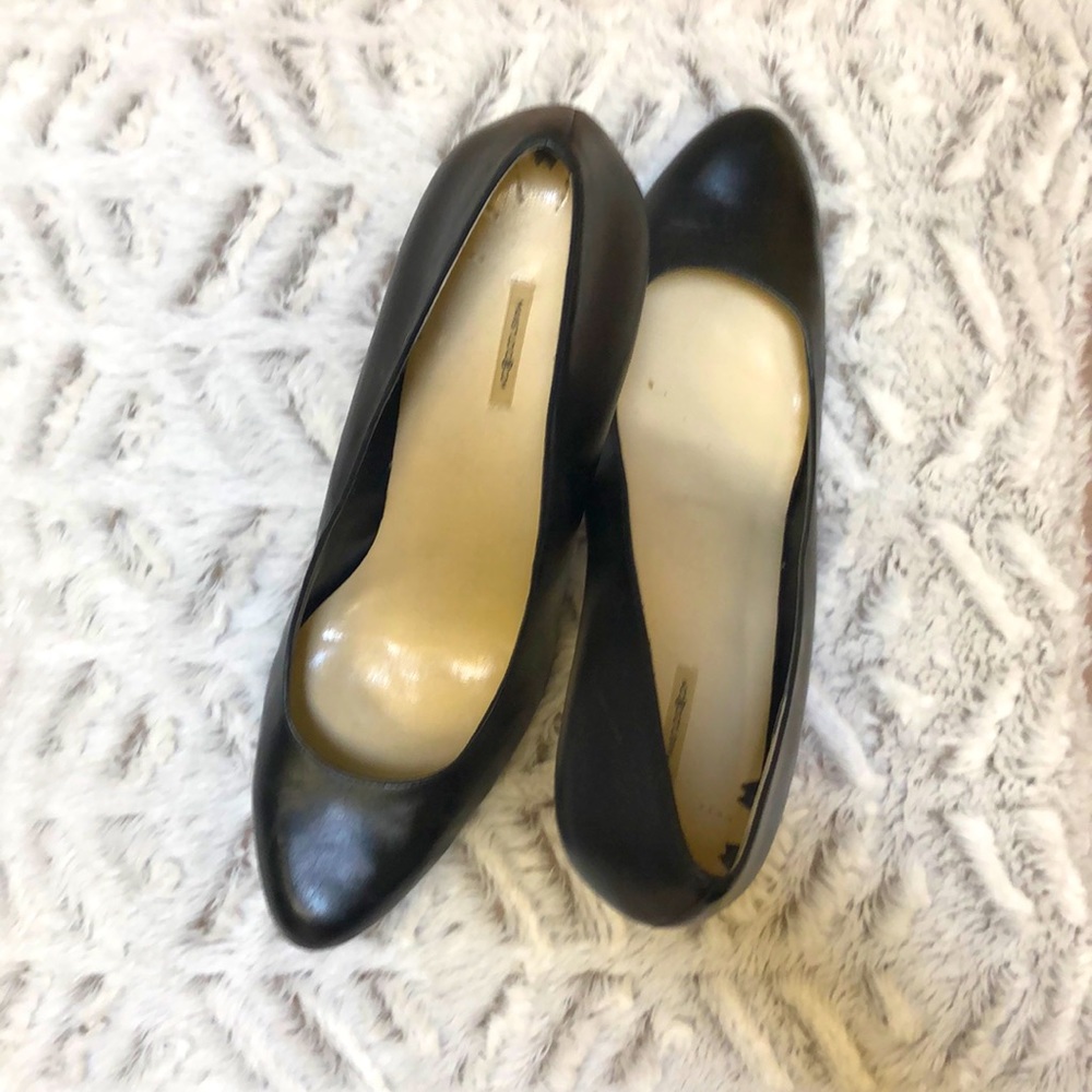 Max Studio black leather pumps